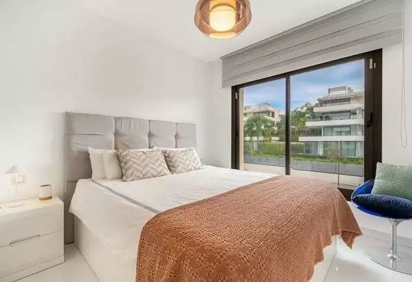 Elegant Apartment With Expansive Terrace In Marbella Golden Mile