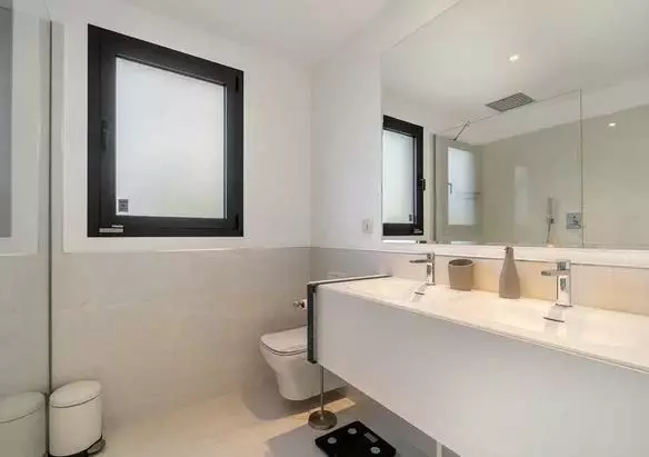 Elegant Apartment With Expansive Terrace In Marbella Golden Mile