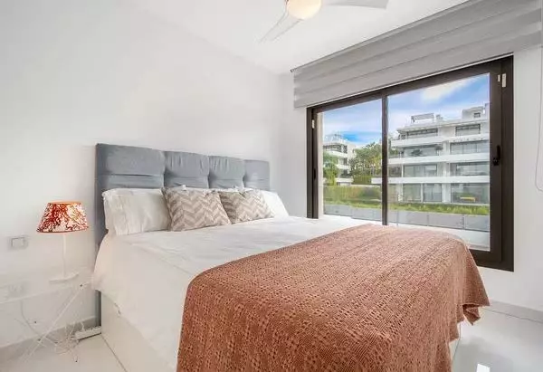 Elegant Apartment With Expansive Terrace In Marbella Golden Mile