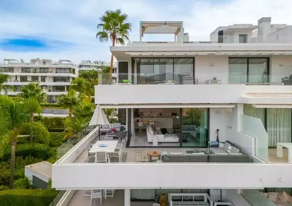 Elegant Apartment With Expansive Terrace In Marbella Golden Mile