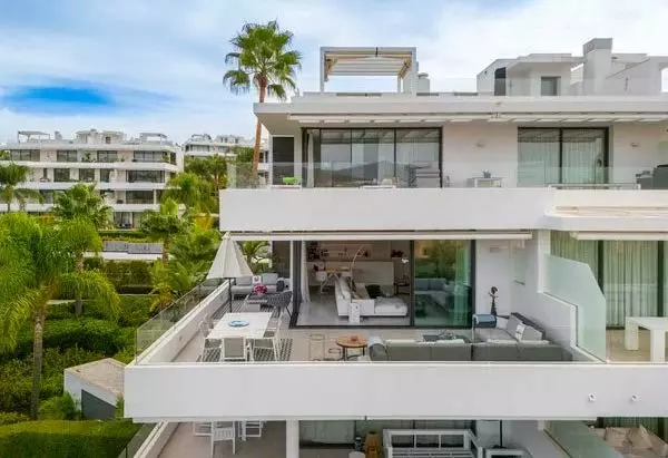 Elegant Apartment With Expansive Terrace In Marbella Golden Mile