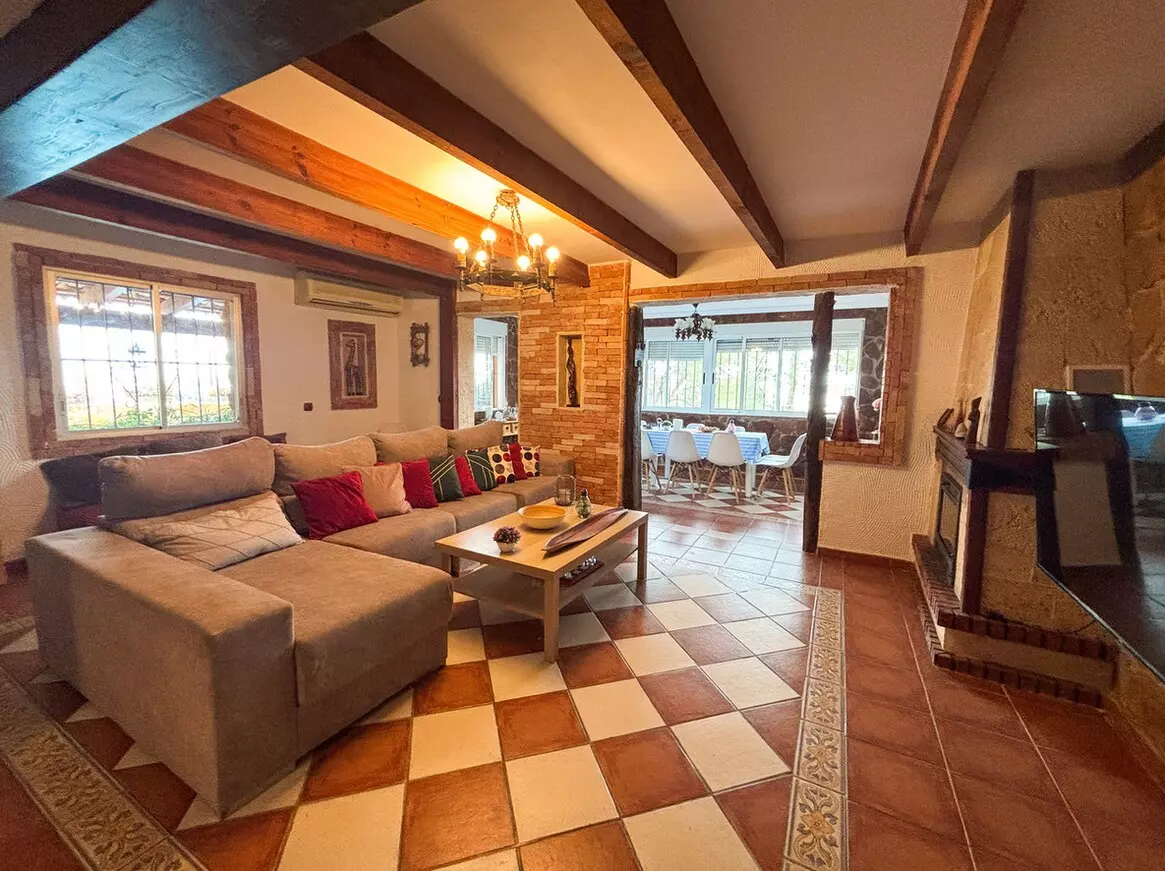 6-bedroom Villa In Jacarilla, Spain (206 M²)