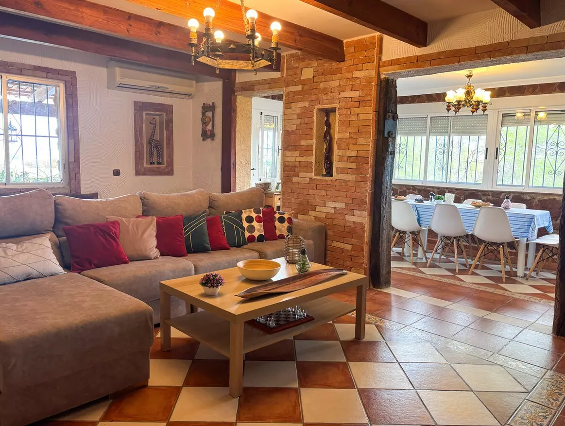 6-bedroom Villa In Jacarilla, Spain (206 M²)