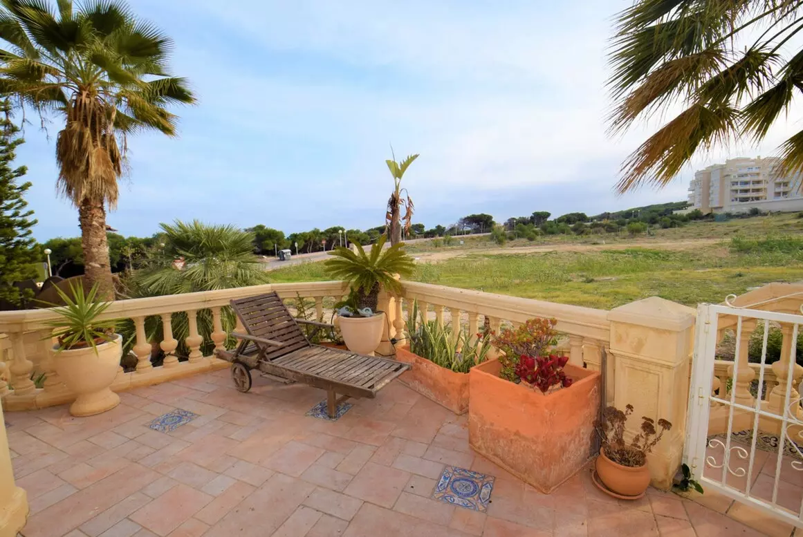 5-bedroom Villa In Guardamar Del Segura, Spain (419 M²)
