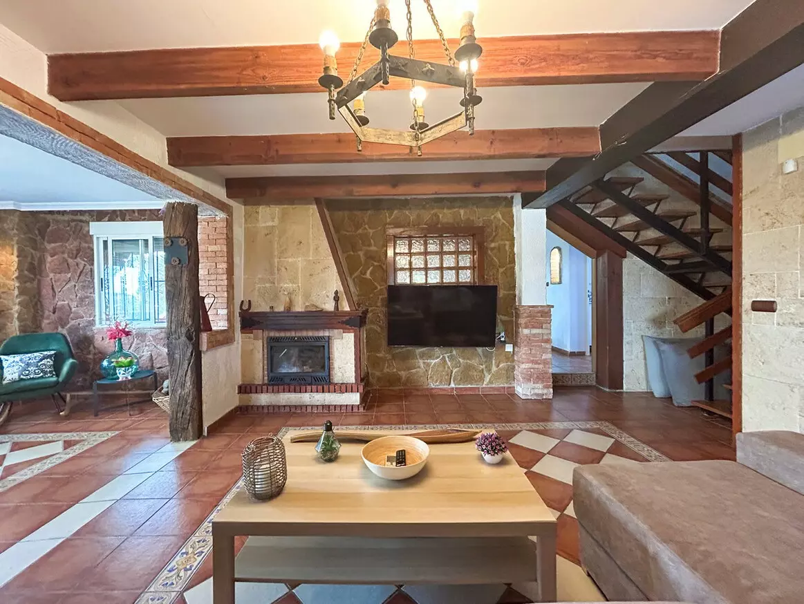 6-bedroom Villa In Jacarilla, Spain (206 M²)