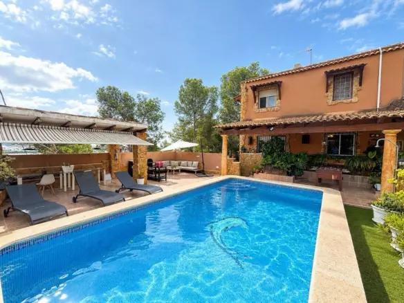 6-bedroom Villa In Jacarilla, Spain (206 M²)