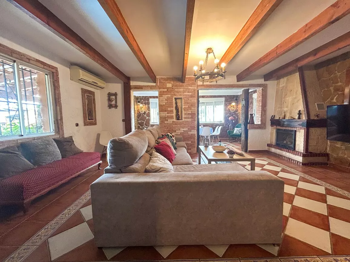 6-bedroom Villa In Jacarilla, Spain (206 M²)