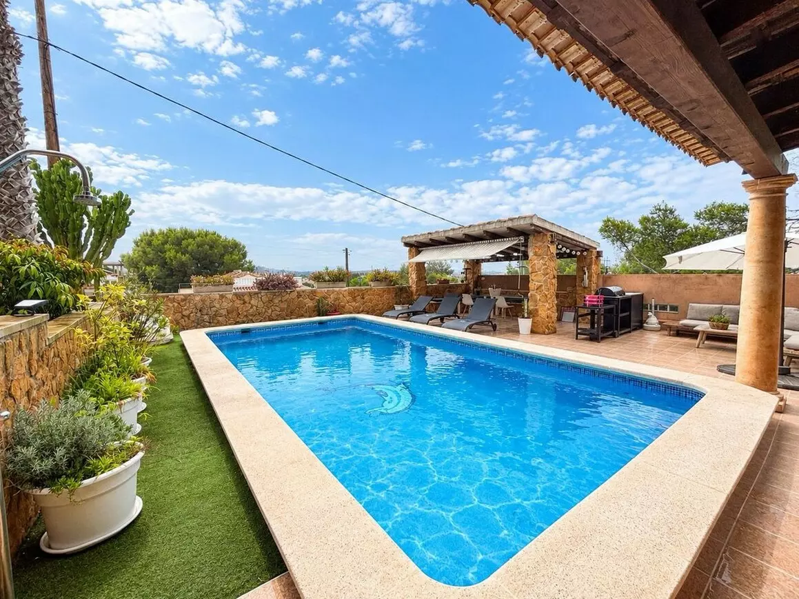 6-bedroom Villa In Jacarilla, Spain (206 M²)