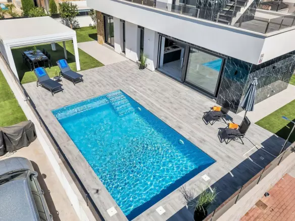 3-bedroom Villa In Torrevieja, Spain (120 M²)