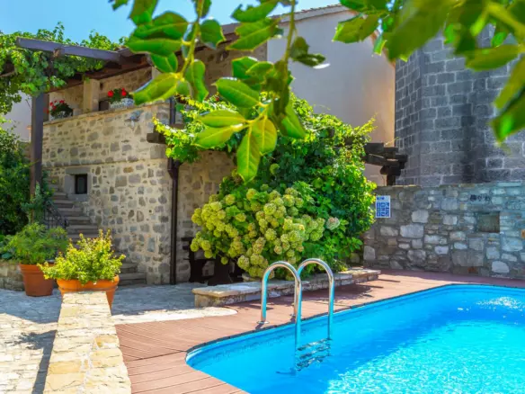 7-bedroom Detached House In Gračišće, Croatia (520 M²)