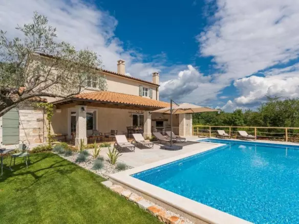 3-bedroom Villa In Smoljanci, Croatia (163 M²)