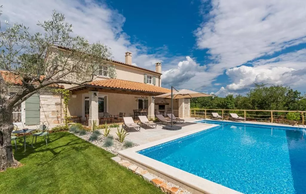 3-bedroom Villa In Smoljanci, Croatia (163 M²)