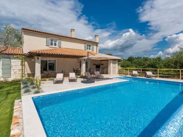 3-bedroom Villa In Smoljanci, Croatia (163 M²)