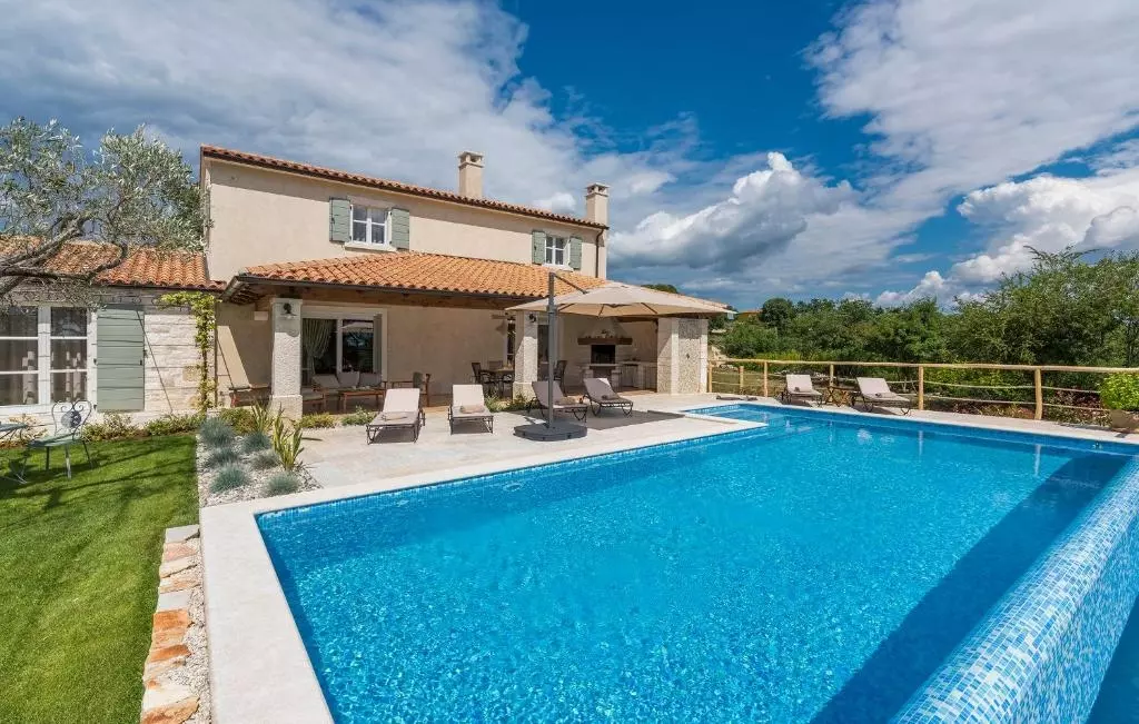 3-bedroom Villa In Smoljanci, Croatia (163 M²)