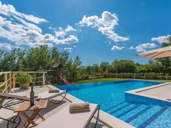 3-bedroom Villa In Smoljanci, Croatia (163 M²)