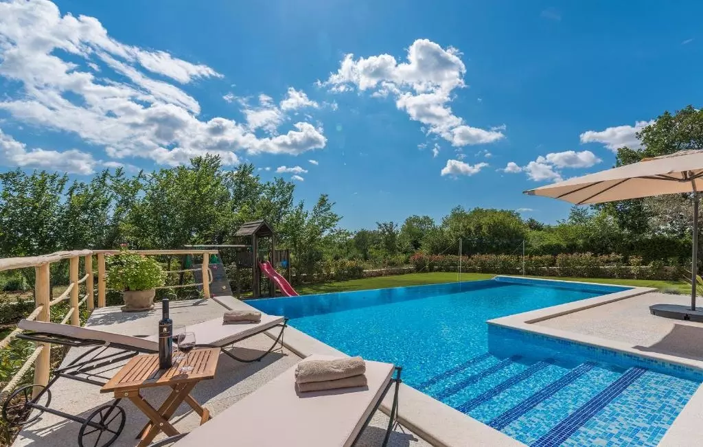 3-bedroom Villa In Smoljanci, Croatia (163 M²)