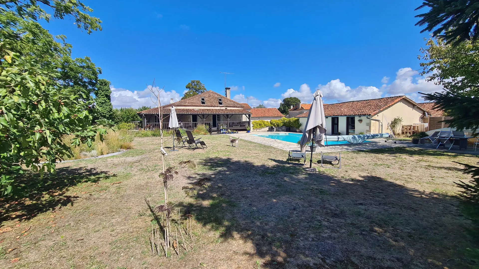 7-bedroom House In Saint-romain, France (198 M²)