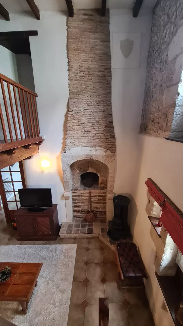 7-bedroom House In Saint-romain, France (198 M²)