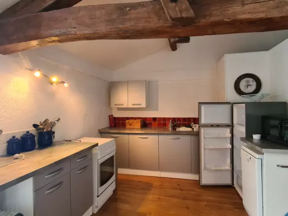 7-bedroom House In Saint-romain, France (198 M²)