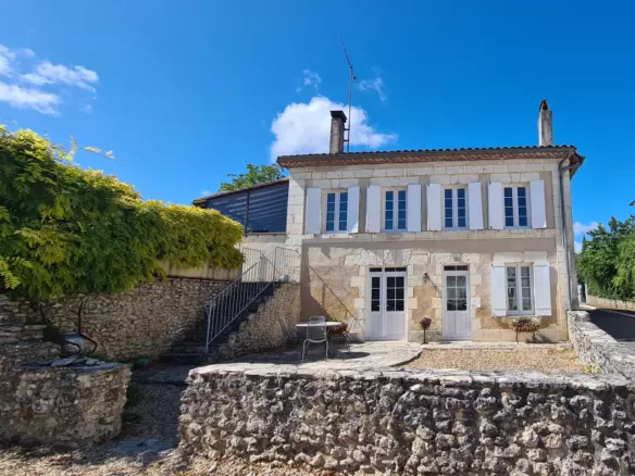 7-bedroom House In Saint-romain, France (198 M²)