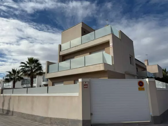4-bedroom Villa In Pilar De La Horadada, Spain (150 M²)