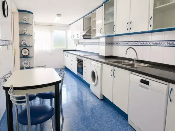 3-bedroom Apartment In Benidorm, Spain (97 M²)