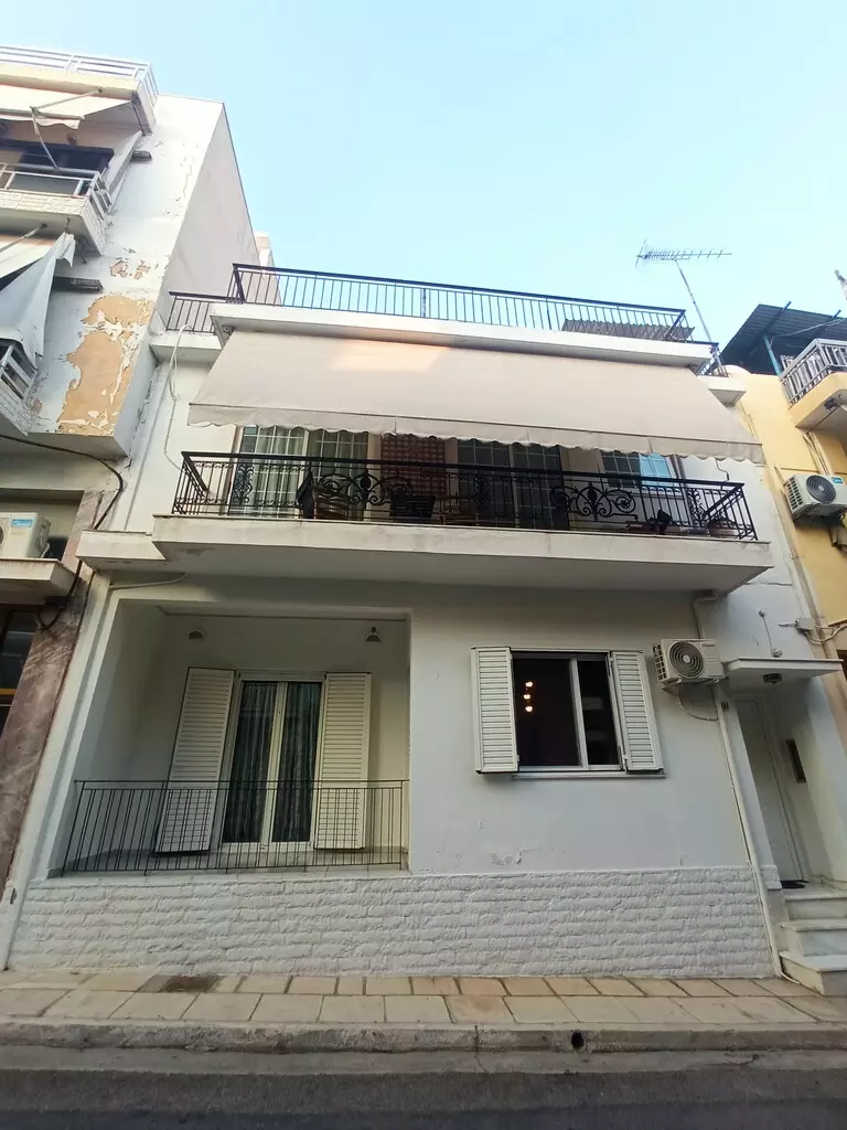 4-bedroom Building In Nikaia, Greece (220 M²)