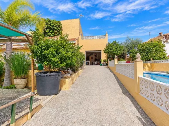 3-bedroom Villa In San Miguel De Salinas, Spain (249 M²)
