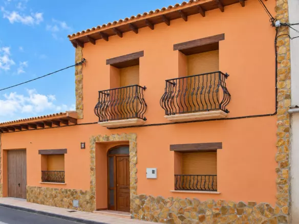 3-bedroom Townhouse In Pinoso, Spain (260 M²)