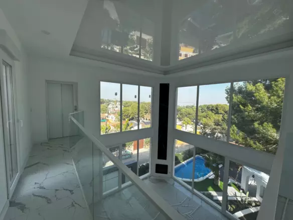 5-bedroom Villa In Torrevieja, Spain (165 M²)