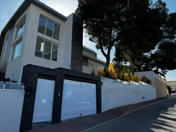 5-bedroom Villa In Torrevieja, Spain (165 M²)