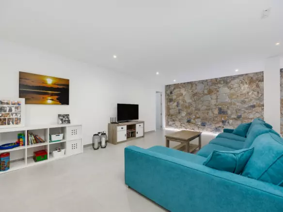 4-bedroom Villa In Benijofar, Spain (179 M²)