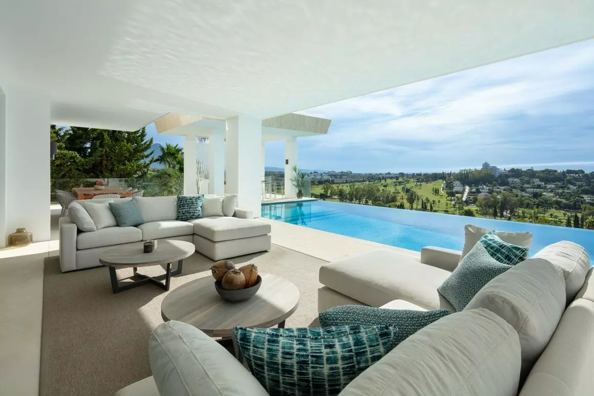 7-bedroom Villa In Estepona, Spain (1.365 M²)