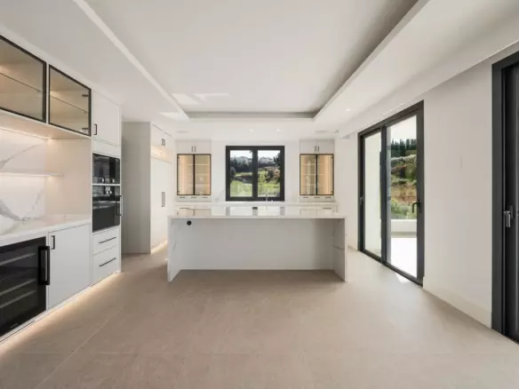 4-bedroom Villa In Estepona, Spain (433 M²)