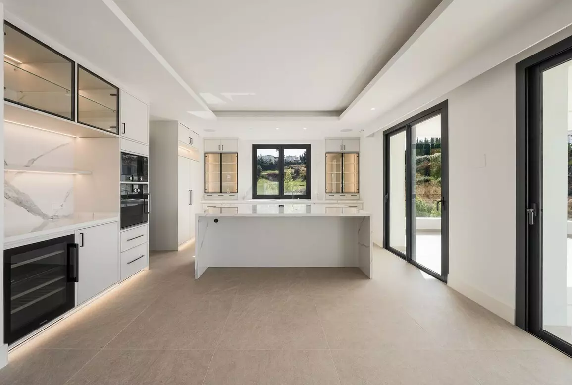 4-bedroom Villa In Estepona, Spain (433 M²)