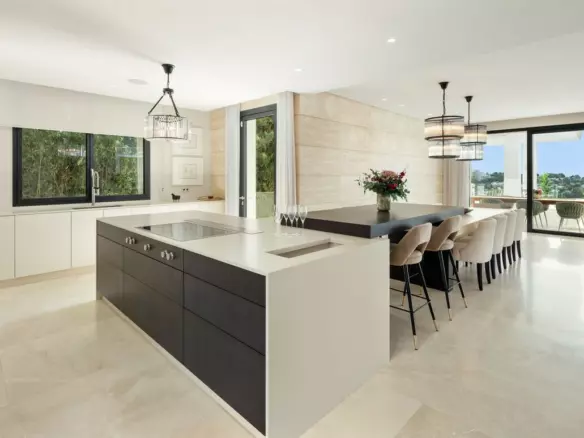 7-bedroom Villa In Estepona, Spain (1.365 M²)