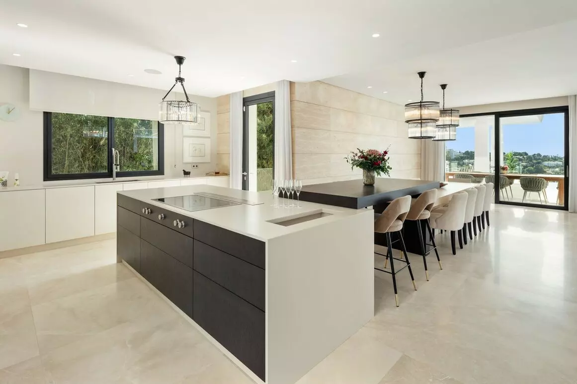 7-bedroom Villa In Estepona, Spain (1.365 M²)