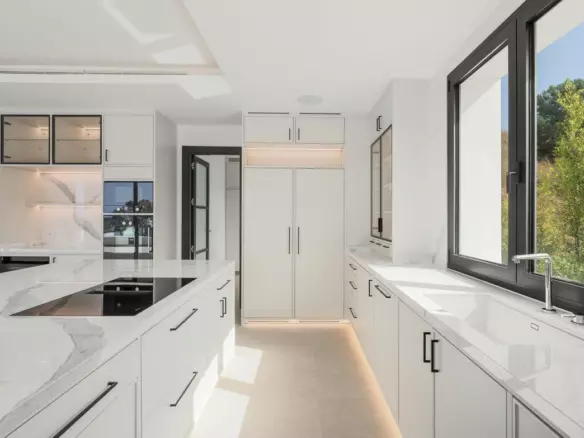 4-bedroom Villa In Estepona, Spain (433 M²)