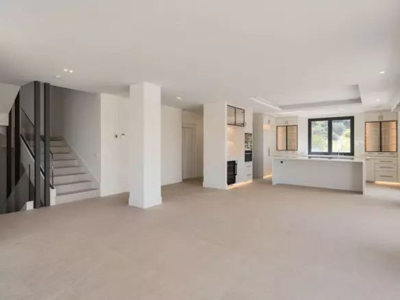 4-bedroom Villa In Estepona, Spain (433 M²)