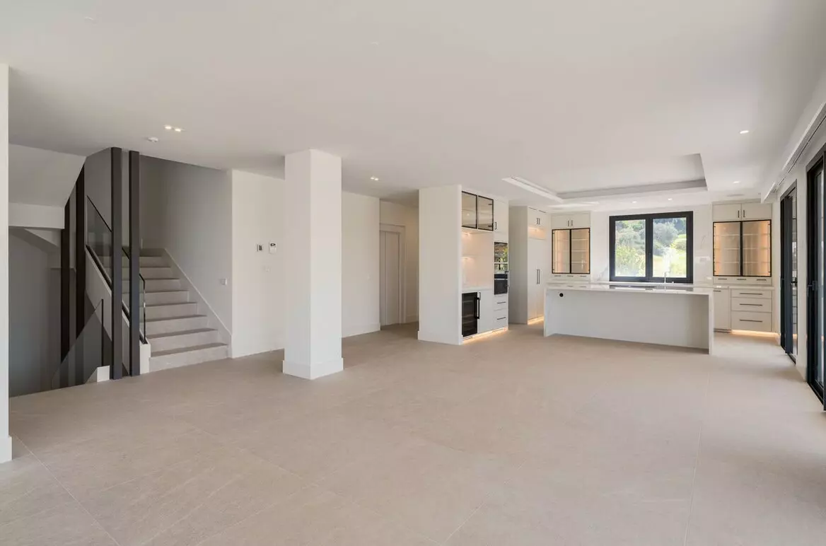 4-bedroom Villa In Estepona, Spain (433 M²)