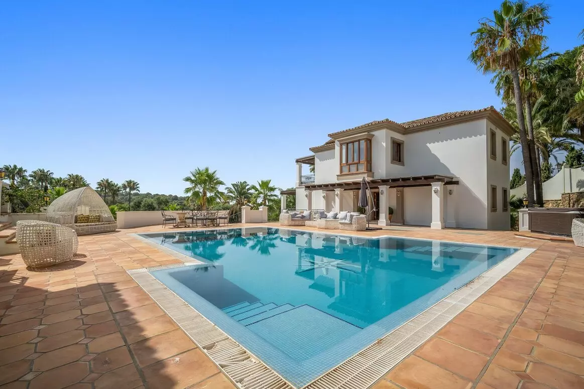 16-bedroom Villa In Estepona, Spain (1.337 M²)