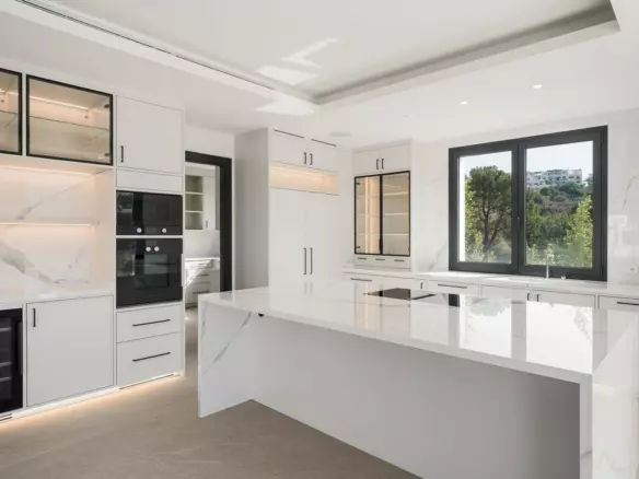 4-bedroom Villa In Estepona, Spain (433 M²)