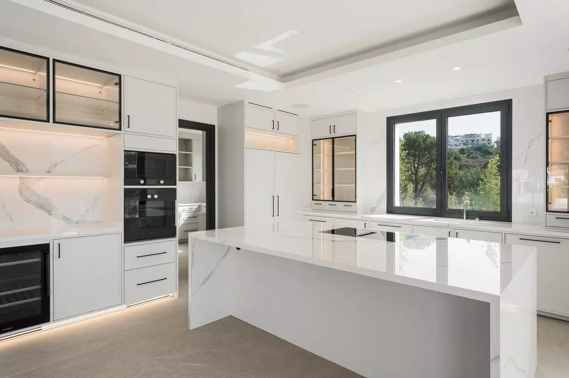 4-bedroom Villa In Estepona, Spain (433 M²)