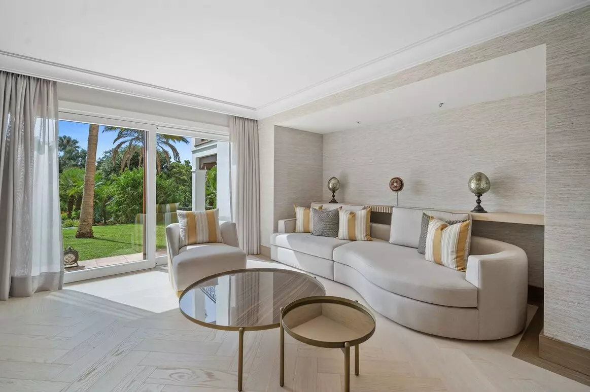 16-bedroom Villa In Estepona, Spain (1.337 M²)