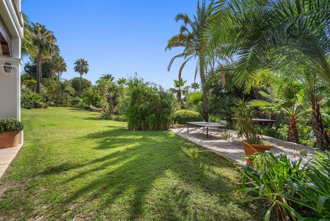 16-bedroom Villa In Estepona, Spain (1.337 M²)
