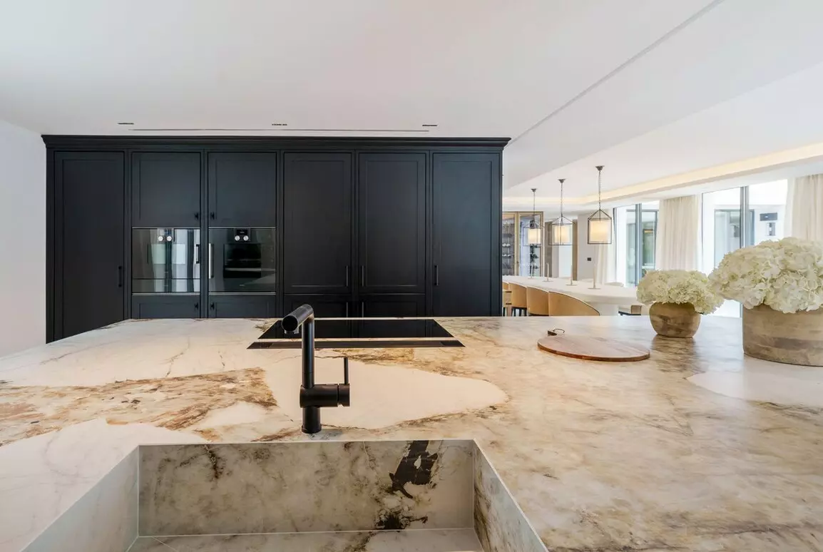 5-bedroom Villa In Marbella, Spain (983 M²)