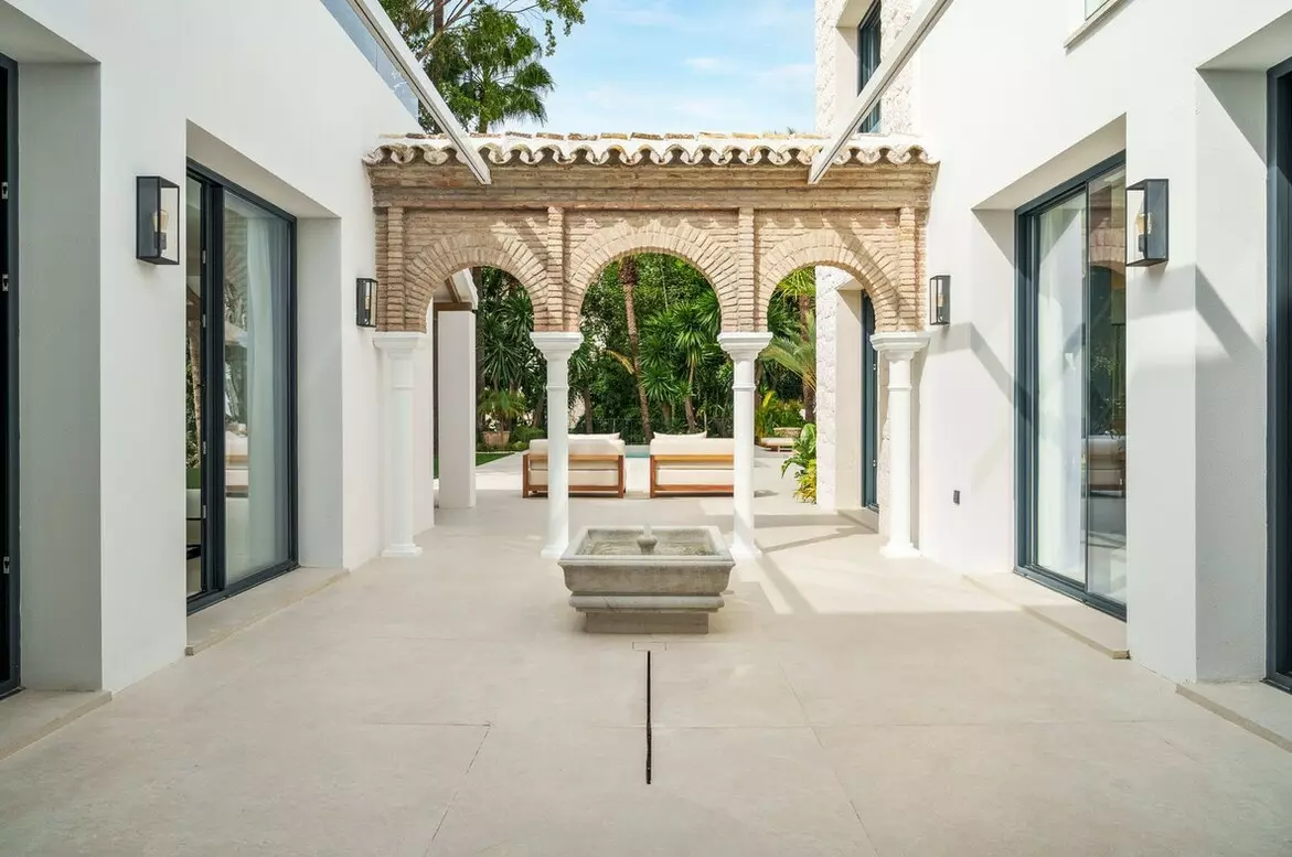 5-bedroom Villa In Marbella, Spain (983 M²)
