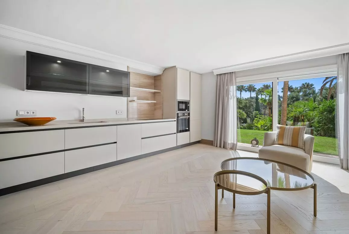 16-bedroom Villa In Estepona, Spain (1.337 M²)