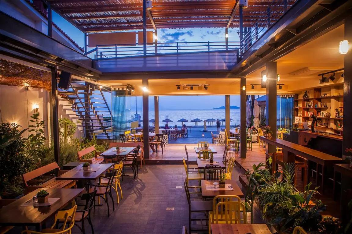 Business In Loutraki-perachora, Greece (340 M²)