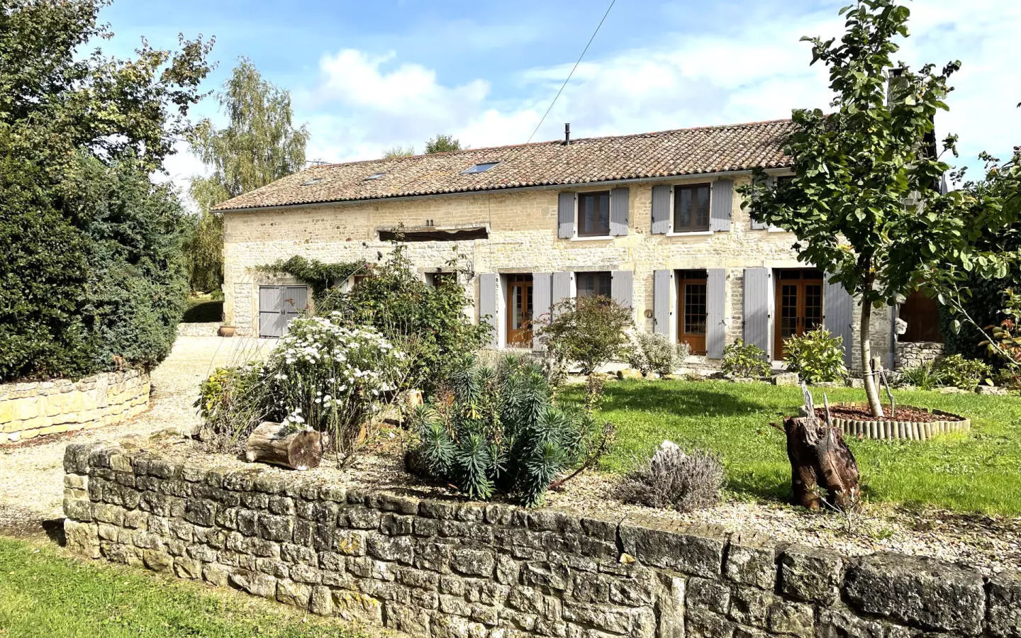 5-bedroom Country House In Lorigne, France (287 M²)